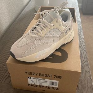Yeezy Boost 700 Analog Size 6 NWT